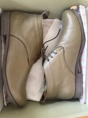 Bueno brand "Hint" Low Profile Lace Up Boots Soft Leather Sleek minimal 45